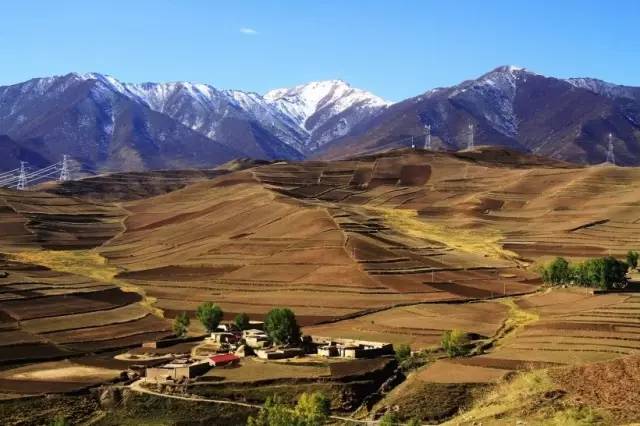 外交部发言人就甘肃相关评论文章发表言论